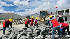 “刚起头扛沉物确实吃